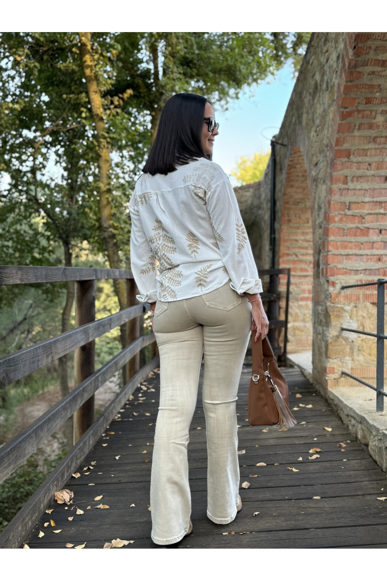 JEANS FLARE BOLSILLOS TIRO ALTO  BEIGE