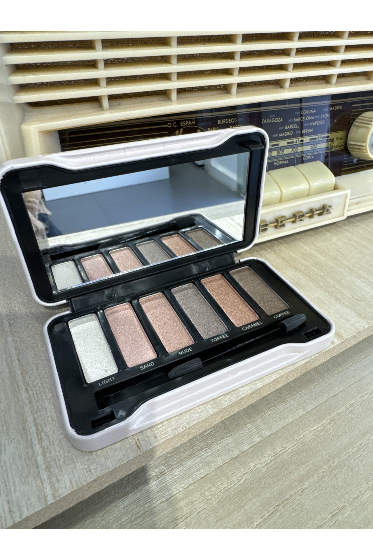 PALETA DE SOMBRAS NUDES ESSENTIAL